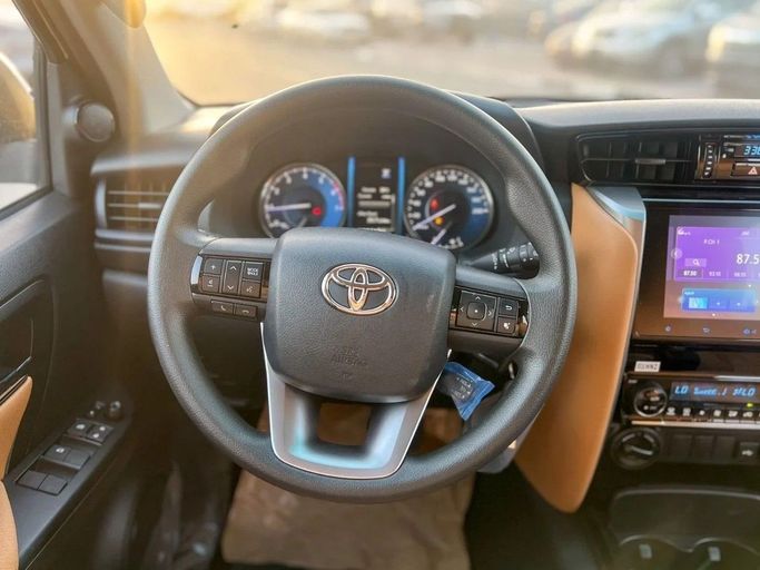 Новый Toyota Fortuner II Рестайлинг, 2.7 л, 2024 в Дубае от Al Rawnaq Motors  Белый цвет. GCC | AUTO.AE