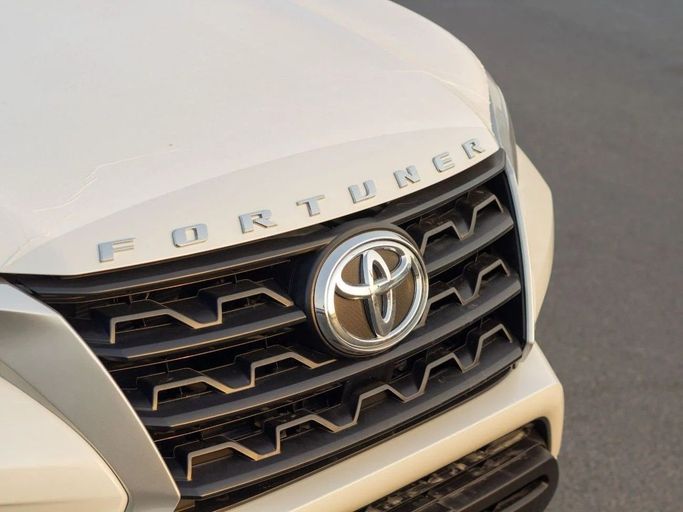 Новый Toyota Fortuner II Рестайлинг, 2.7 л, 2024 в Дубае от Al Rawnaq Motors  Белый цвет. GCC | AUTO.AE