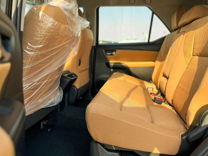 Новый Toyota Fortuner II Рестайлинг, 2.7 л, 2025 в Дубае от Al Rawnaq Motors  Черный цвет. GCC | AUTO.AE