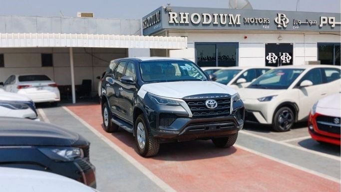 Новый Toyota Fortuner II Рестайлинг, 2.4 л, 2024 в Дубае от Rhodium Motors FZE Серый цвет. GCC | AUTO.AE