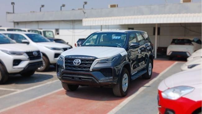 Новый Toyota Fortuner II Рестайлинг, 2.4 л, 2024 в Дубае от Rhodium Motors FZE Серый цвет. GCC | AUTO.AE