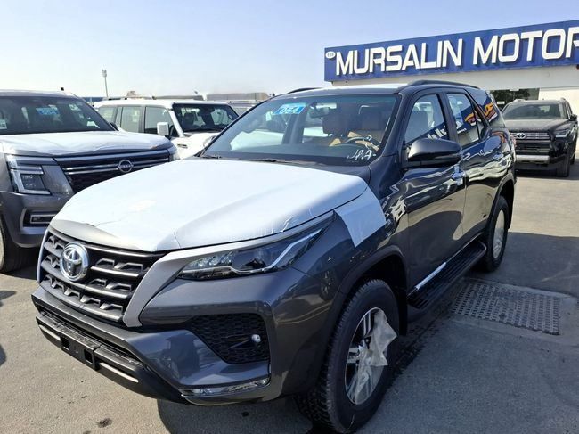 Новый Toyota Fortuner II Рестайлинг, 2.7 л, 2026 в Дубае от Mursalin Motors FZCO Серый цвет. GCC | AUTO.AE