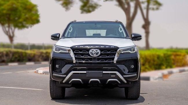 Новый Toyota Fortuner II Рестайлинг, 4.0 л, 2023 в Дубае от TARGET MOTORS FZE Черный цвет. GCC | AUTO.AE