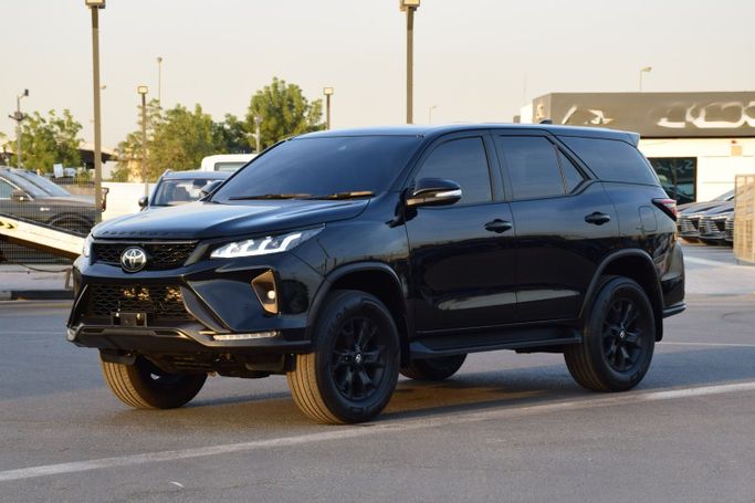 مستعملة Toyota Fortuner شد الوجه الثاني, 2.8 l, 2022 في في دبي من Xtreme Auto FZE، اللون أسود. المواصفات الأسترالية | AUTO.AE