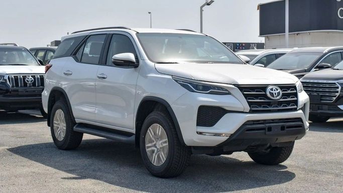Новый Toyota Fortuner II Рестайлинг, 2.7 л, 2023 в Дубае от GOLZAR AUTO FZE Белый цвет.  | AUTO.AE