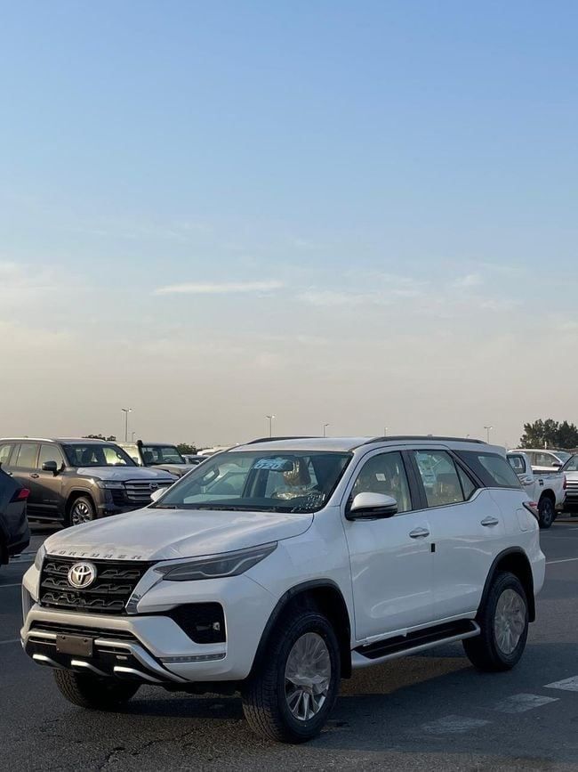 Новый Toyota Fortuner II Рестайлинг, 4.0 л, 2025 в Дубае от Maqbool Motors FZCO Белый цвет. GCC | AUTO.AE