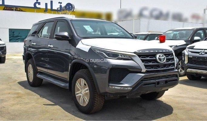 Новый Toyota Fortuner II Рестайлинг, 2.7 л, 2024 в Дубае от TARGET MOTORS FZE Серый цвет. GCC | AUTO.AE