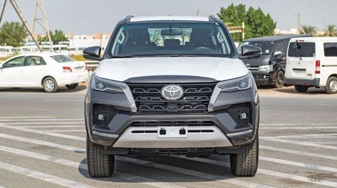 Новый Toyota Fortuner II Рестайлинг, 2.8 л, 2024 в Дубае от TARGET MOTORS FZE Серый цвет. GCC | AUTO.AE