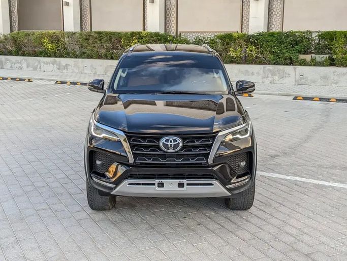 مستعملة Toyota Fortuner فيس ليفت الثاني, 4.0 l, 2022 في في دبي من NEW ABU TAJ MOTORS، اللون أسود. مواصفات الخليج | AUTO.AE