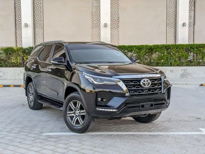 مستعملة Toyota Fortuner فيس ليفت الثاني, 4.0 l, 2021 في في دبي من NEW ABU TAJ MOTORS، اللون أسود. مواصفات الخليج | AUTO.AE
