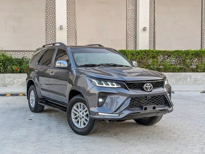 Подержанный Toyota Fortuner II Рестайлинг, 4.0 л, 2025 в Дубае от NEW ABU TAJ MOTORS Серый цвет. GCC | AUTO.AE