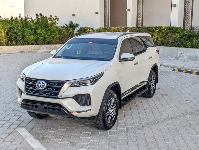 مستعملة Toyota Fortuner فيس ليفت الثاني, 2.7 l, 2022 في في دبي من NEW ABU TAJ MOTORS، اللون أبيض. مواصفات الخليج | AUTO.AE