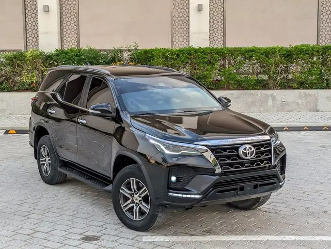 Подержанный Toyota Fortuner II Рестайлинг, 4.0 л, 2025 в Дубае от NEW ABU TAJ MOTORS Черный цвет. GCC | AUTO.AE