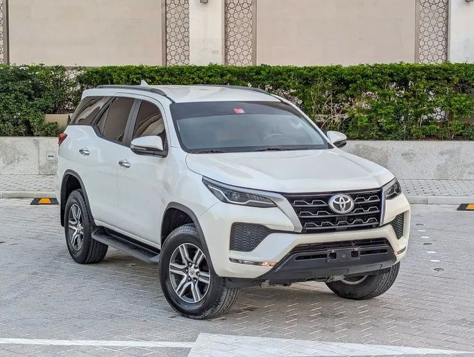 Подержанный Toyota Fortuner II Рестайлинг, 2.7 л, 2022 в Дубае от NEW ABU TAJ MOTORS Белый цвет. GCC | AUTO.AE