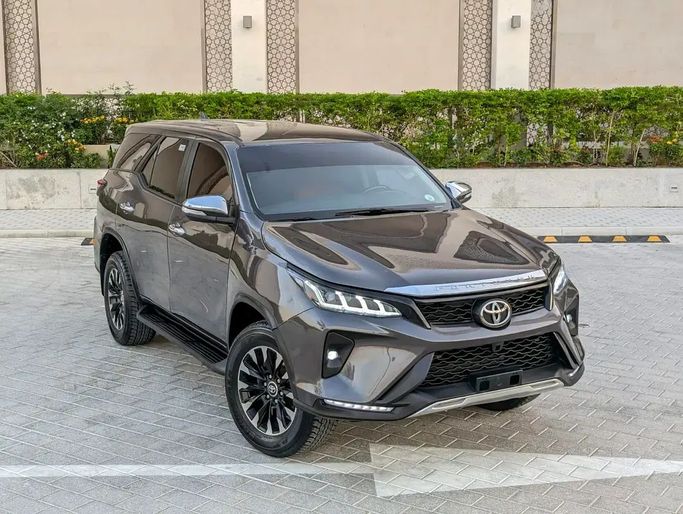 Подержанный Toyota Fortuner II Рестайлинг, 2.7 л, 2025 в Дубае от NEW ABU TAJ MOTORS Серый цвет. GCC | AUTO.AE