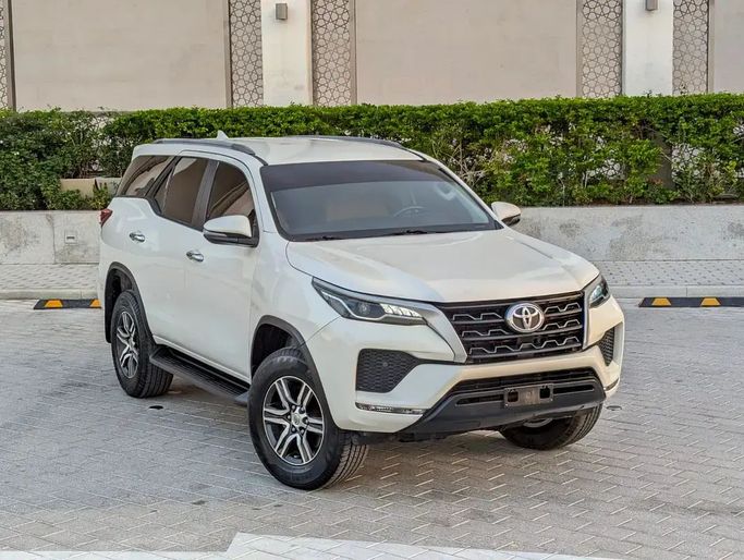 مستعملة Toyota Fortuner فيس ليفت الثاني, 2.7 l, 2022 في في دبي من NEW ABU TAJ MOTORS، اللون أبيض. مواصفات الخليج | AUTO.AE