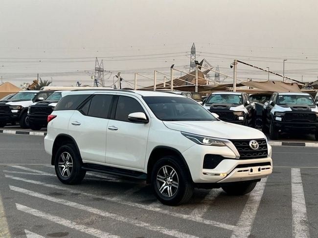 مستعملة Toyota Fortuner فيس ليفت الثاني, 2.7 l, 2022 في في دبي من SIKANDAR MOTORS، اللون أبيض. مواصفات الخليج | AUTO.AE