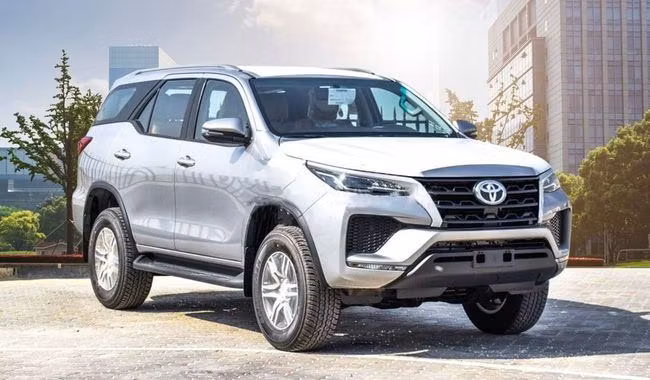 Новый Toyota Fortuner II Рестайлинг, 2.7 л, 2025 в Дубае от AL SHERAA AL MALAKI Серебристый цвет. GCC | AUTO.AE | Объявление #244725