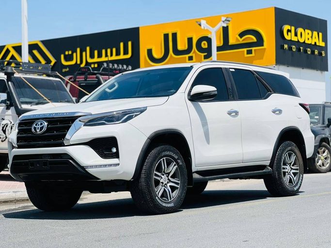 Подержанный Toyota Fortuner II Рестайлинг, 2.7 л, 2022 в Дубае от Global Motors Белый цвет. GCC | AUTO.AE | Объявление #245599