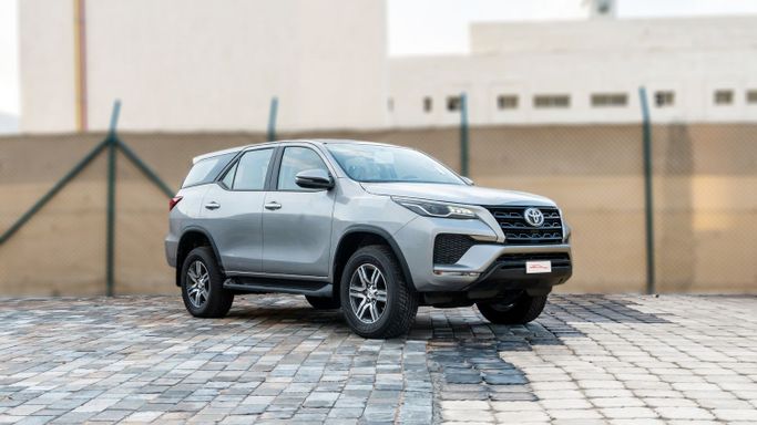 Новый Toyota Fortuner II Рестайлинг, 2.7 л, 2026 в Дубае от CGM Auto Серебристый цвет.  | AUTO.AE | Объявление #254532