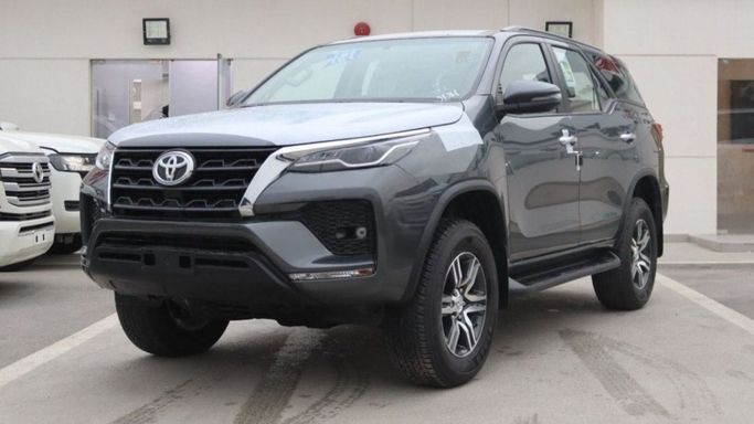 جديدة Toyota Fortuner فيس ليفت الثاني, 4.0 l, 2024 في في دبي من TARGET MOTORS FZE، اللون رمادي. مواصفات الخليج | AUTO.AE | إعلان #269754