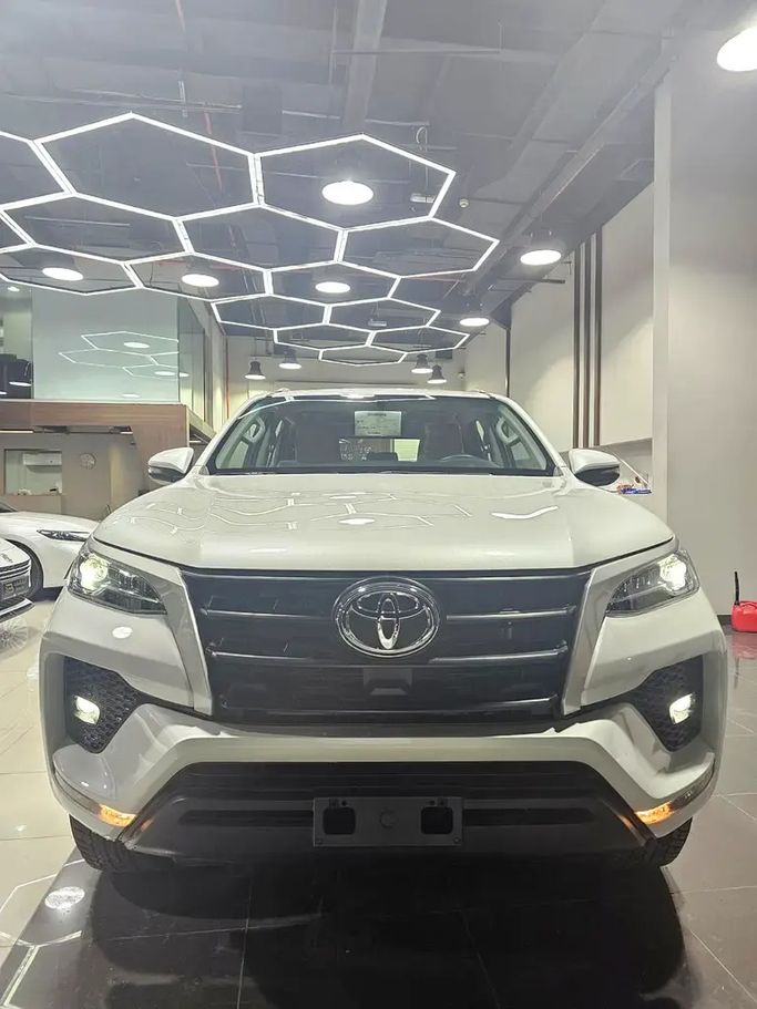 جديدة ⁦Toyota Fortuner فيس ليفت الثاني، 2.7 l، 2026⁩ في في الإمارات, دبي من BANIYAS CARS SHOWROOM، اللون أبيض. مواصفات الخليج | AUTO.AE | إعلان #286423