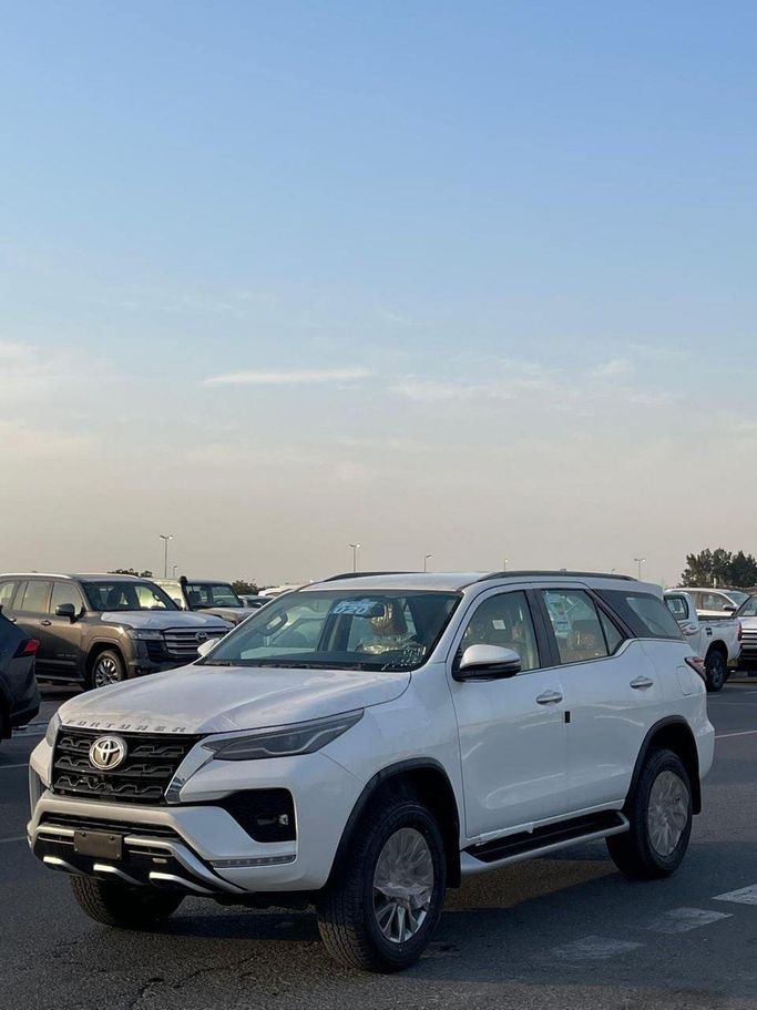 جديدة ⁦Toyota Fortuner فيس ليفت الثاني، 4.0 l، 2025⁩ في في الإمارات, دبي من Maqbool Motors FZCO، اللون أبيض. مواصفات الخليج | AUTO.AE | إعلان #286436