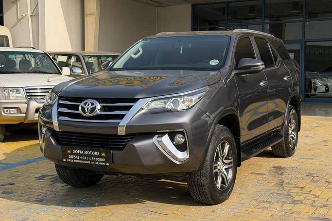 مستعملة ⁦Toyota Fortuner ثانياً، 4.0 l، 2019⁩ في في الإمارات, دبي من Philippine Used Cars Showroom، اللون لون آخر. مواصفات الخليج | AUTO.AE | إعلان #291867
