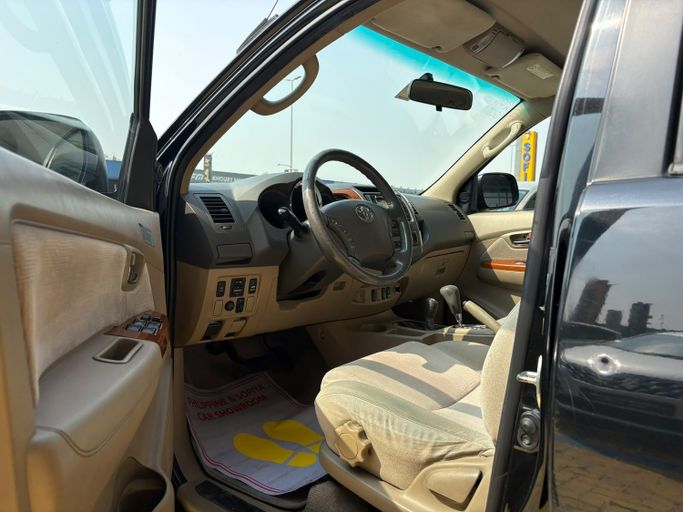 مستعملة Toyota Fortuner أنا فيس ليفت، 4.0 لتر، 2011 في الإمارات، دبي من Philippine Used Cars Showroom، اللون أسود. مواصفات الخليج | AUTO.AE | إعلان #295443 — صورة 7 من 14