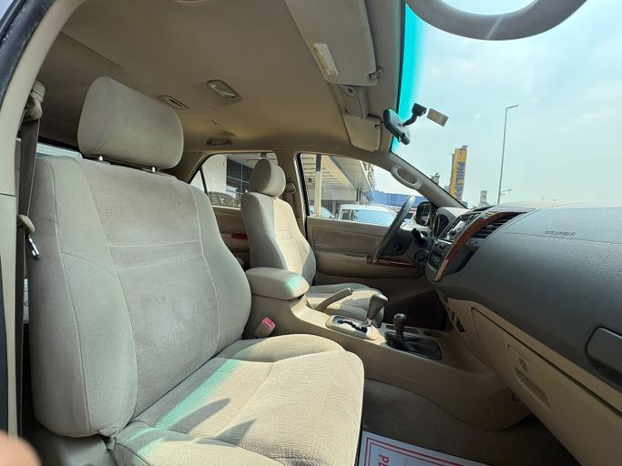 مستعملة Toyota Fortuner أنا فيس ليفت، 4.0 لتر، 2011 في الإمارات، دبي من Philippine Used Cars Showroom، اللون أسود. مواصفات الخليج | AUTO.AE | إعلان #295443 — صورة 11 من 14