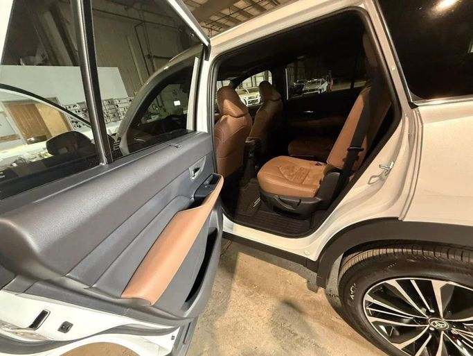 Новый Toyota Grand Highlander, 2.4 л, 2025 в Дубае от Dresden Motors Белый цвет. Канадская | AUTO.AE