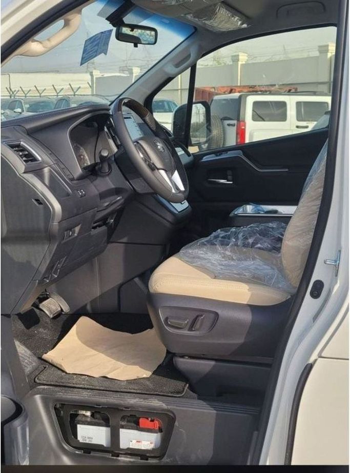 Новый Toyota Granvia II, 3.5 л, 2023 в Дубае от Mohamed Hakim Motors Белый цвет. GCC | AUTO.AE
