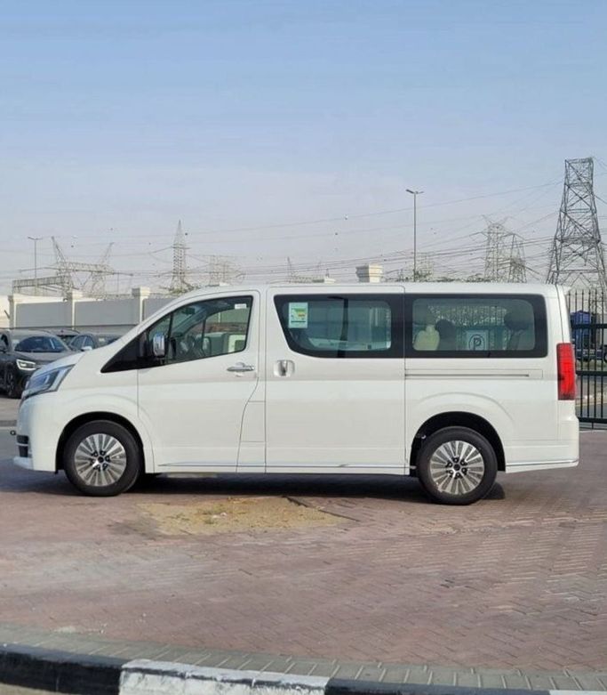 Новый Toyota Granvia II, 3.5 л, 2023 в Дубае от Mohamed Hakim Motors Белый цвет. GCC | AUTO.AE
