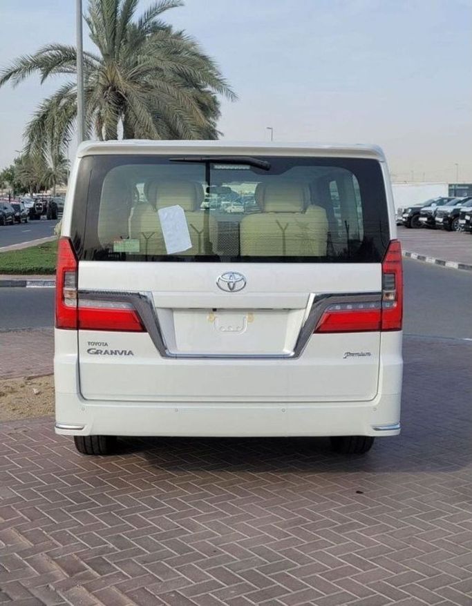 Новый Toyota Granvia II, 3.5 л, 2023 в Дубае от Mohamed Hakim Motors Белый цвет. GCC | AUTO.AE