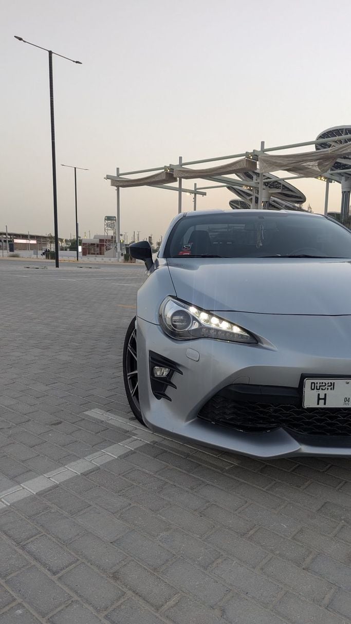 Used Toyota GT86 I Facelift, 2.0 l, 2019 in Dubai, Silver color. GCC Specs | AUTO.AE