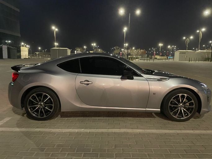 Used Toyota GT86 I Facelift, 2.0 l, 2019 in Dubai, Silver color. GCC Specs | AUTO.AE