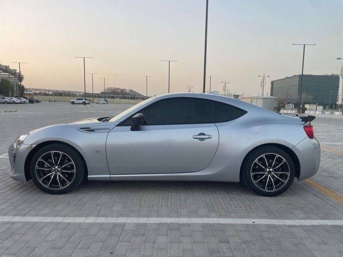 Used Toyota GT86 I Facelift, 2.0 l, 2019 in Dubai, Silver color. GCC Specs | AUTO.AE