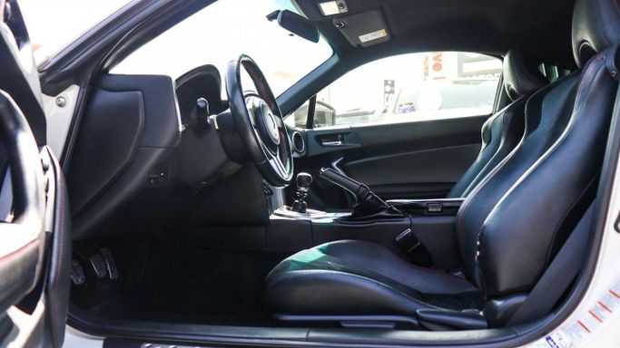 Подержанный Toyota GT86 I Рестайлинг, 2.0 л, 2020 в Дубае от Al Falasi Motors Белый цвет. Other | AUTO.AE