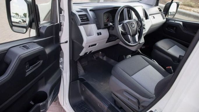 Новый Toyota HiAce H300, 3.5 л, 2025 в Дубае от Dresden Motors Белый цвет. GCC | AUTO.AE