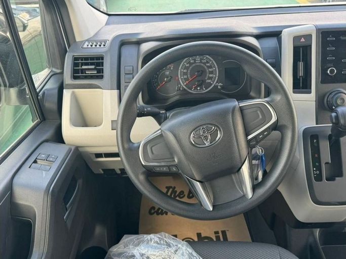 Новый Toyota HiAce H300, 3.5 л, 2025 в Дубае от Mohamed Hakim Motors Белый цвет. GCC | AUTO.AE
