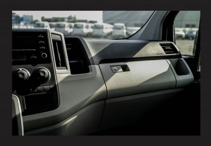 Новый Toyota HiAce H300, 3.5 л, 2025 в Дубае от Mohamed Hakim Motors Белый цвет. GCC | AUTO.AE