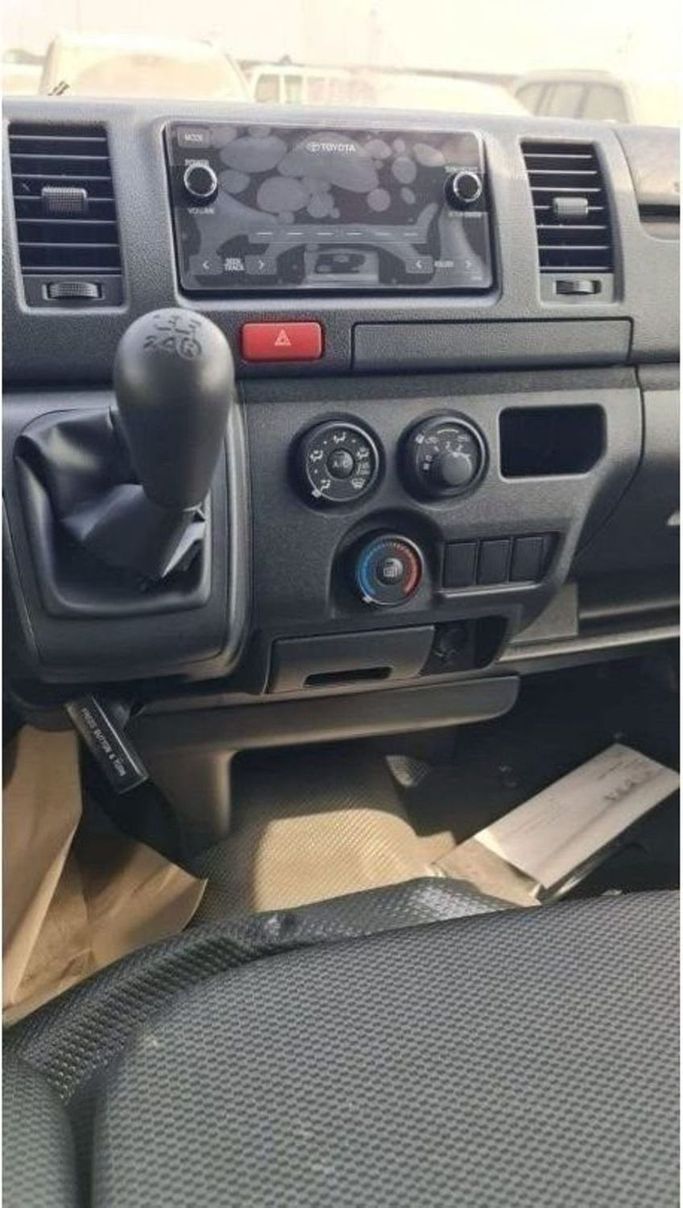 Новый Toyota HiAce H200 Рестайлинг, 3.0 л, 2024 в Дубае от Mohamed Hakim Motors Белый цвет. GCC | AUTO.AE