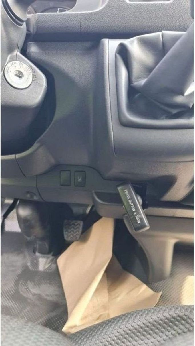 Новый Toyota HiAce H200 Рестайлинг, 3.0 л, 2024 в Дубае от Mohamed Hakim Motors Белый цвет. GCC | AUTO.AE