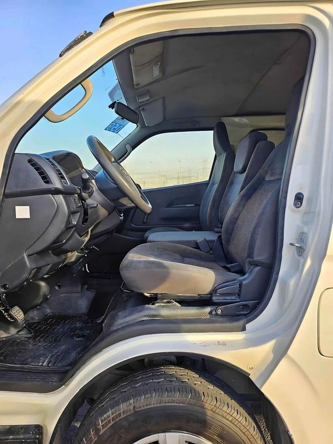 Новый Toyota HiAce H200 Рестайлинг, 2.7 л, 2022 в Дубае от SK Motors Белый цвет. GCC | AUTO.AE