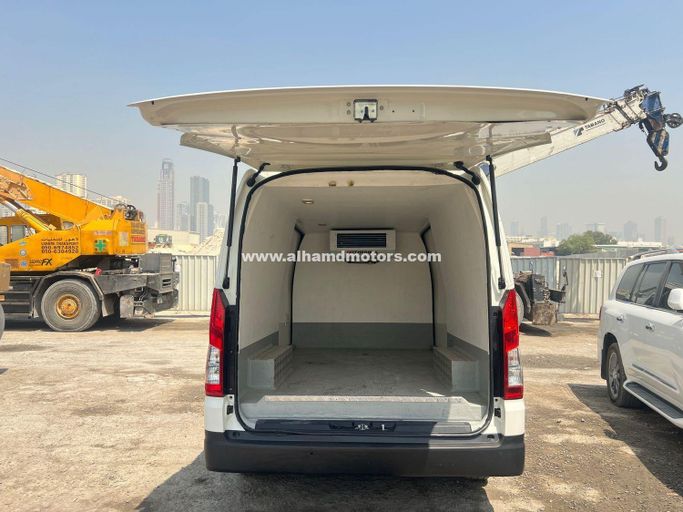 Подержанный Toyota HiAce H300, 2.8 л, 2020 в Дубае от Alhamd Motors Белый цвет. Other | AUTO.AE