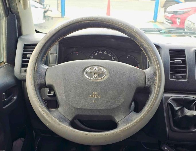 Новый Toyota HiAce H200 Рестайлинг, 2.7 л, 2022 в Дубае от SK Motors Белый цвет. GCC | AUTO.AE