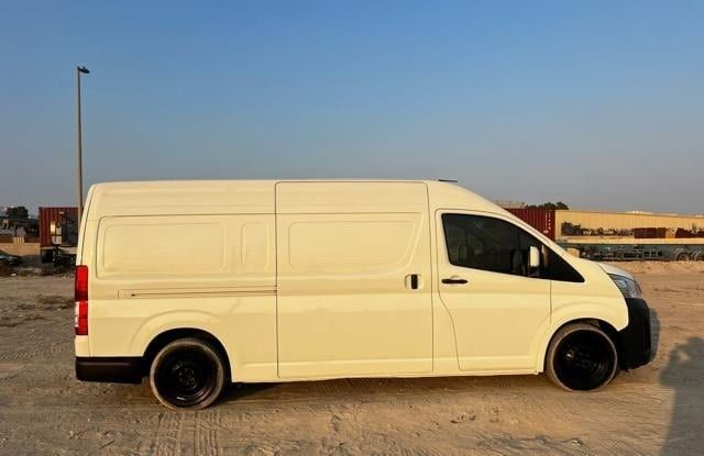 Подержанный Toyota HiAce H300, 2.8 л, 2021 в Дубае от Alhamd Motors Белый цвет. Other | AUTO.AE