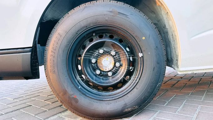 Новый Toyota HiAce H200 Рестайлинг, 2.5 л, 2024 в Дубае от Falcons GT Motors FZCO Белый цвет. Other | AUTO.AE