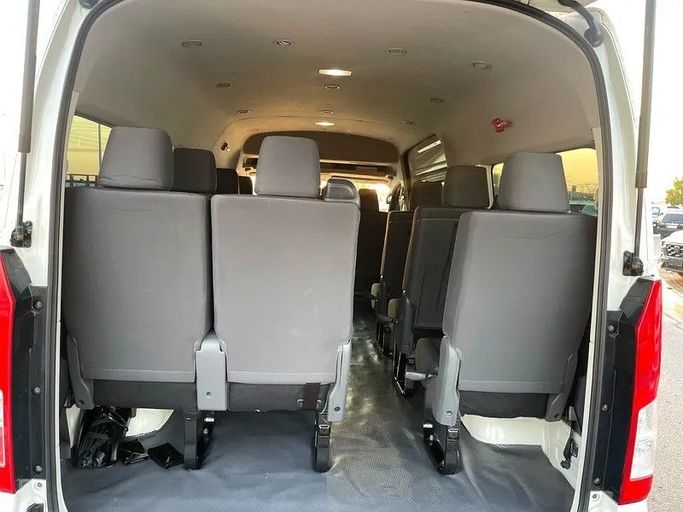 Подержанный Toyota HiAce H300, 3.5 л, 2023 в Дубае от Shalimar Белый цвет. GCC | AUTO.AE