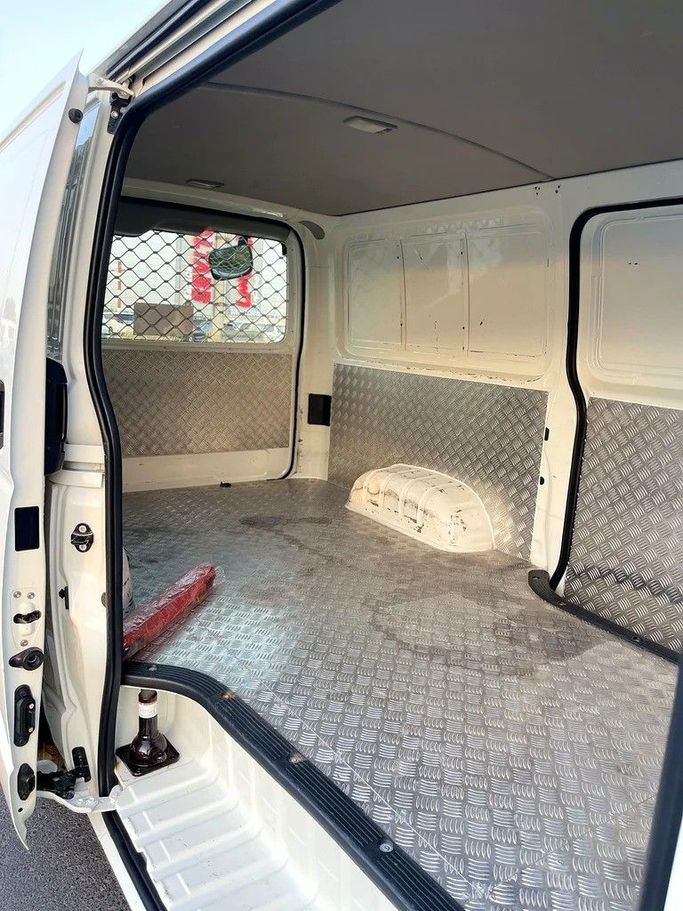 Подержанный Toyota HiAce H200 Рестайлинг, 2.7 л, 2021 в Дубае от Shalimar Белый цвет. GCC | AUTO.AE